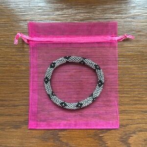 🌺Sashka silver/black glass beaded bracelet.